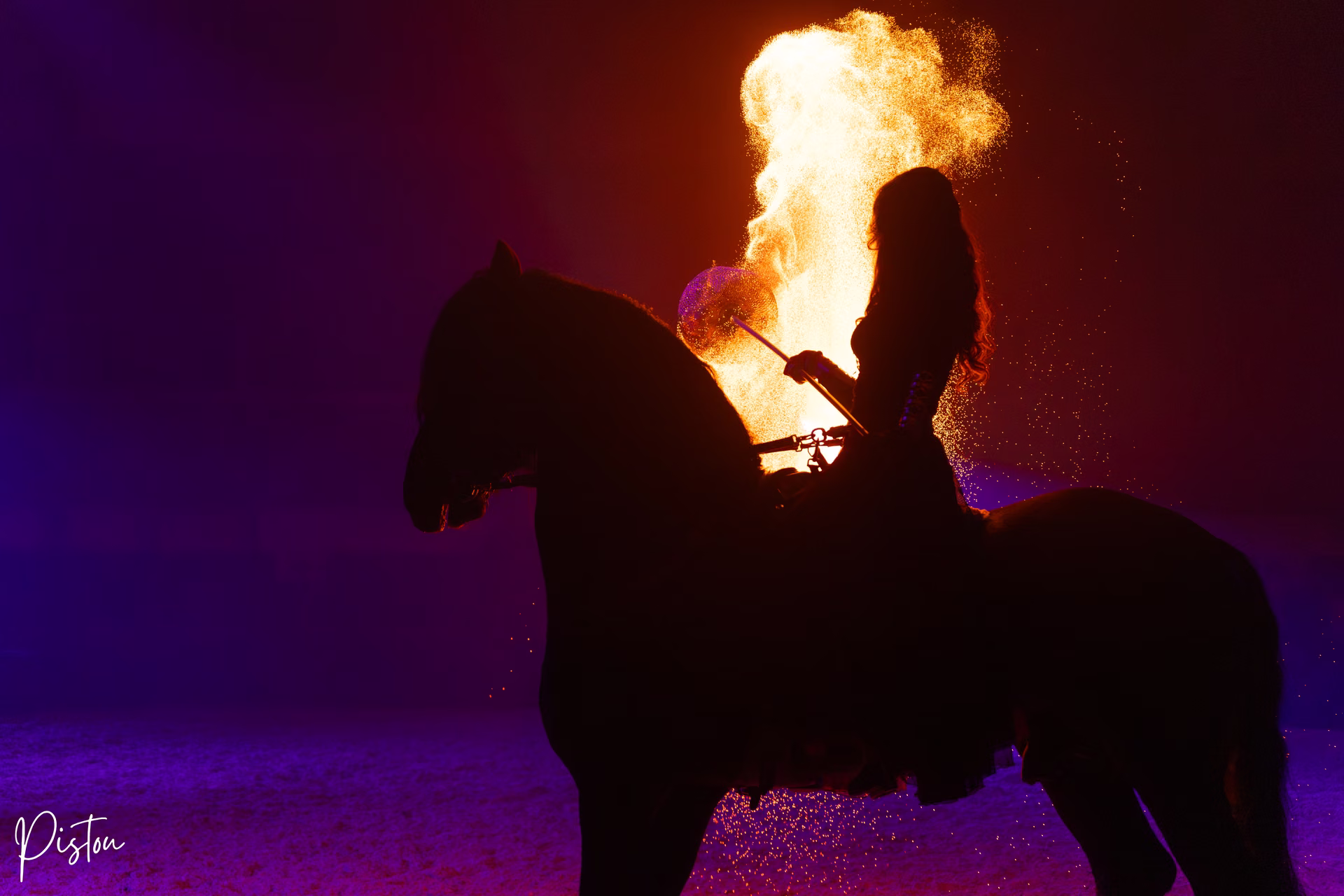 Aya : silhouette d’un cavalier sur un cheval noir, devant une flamme et un décor violet.